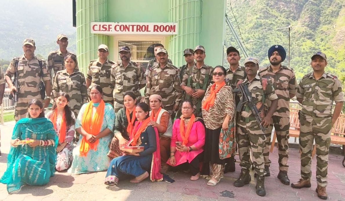 झाकड़ी में दुर्गावाहिनी की बहनों ने सीआईएसएफ के जवानों को बांधी राखी। संवाद झाकड़ी में दुर्गावाहिनी की बहनों ने सीआईएसएफ के जवानों को बांधी राखी। संवाद