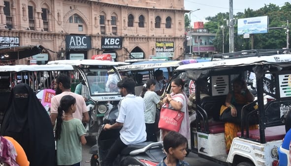 कैसरबाग चौराहे पर ई रिक्शा में सवारी भरते चालक।