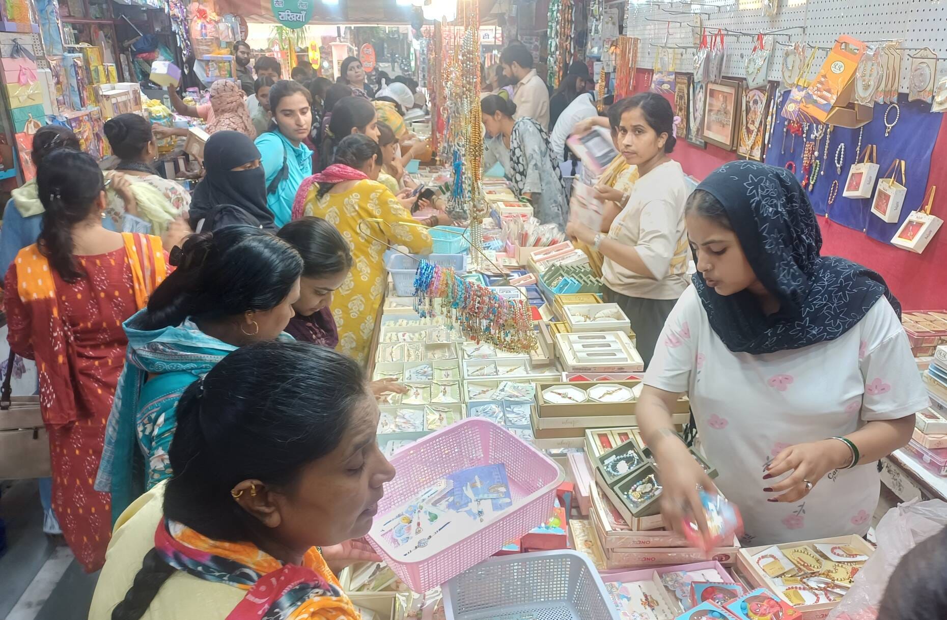कश्मीरी घड़ी सैट। संवाद