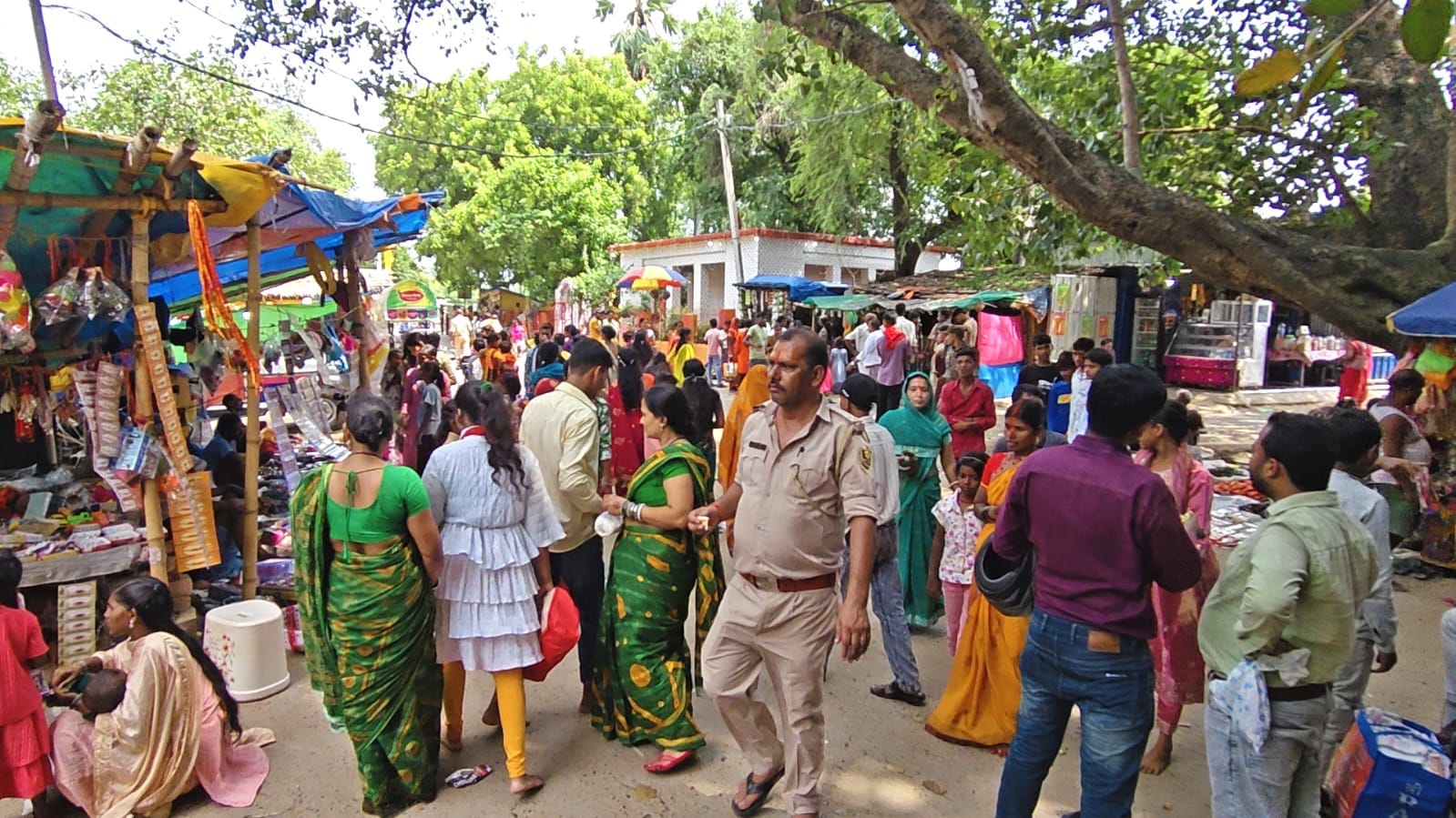 कोटेश्वर महादेव मंदिर में पूजा अर्चना करते श्रद्धालु कोटेश्वर महादेव मंदिर में पूजा अर्चना करते श्रद्धालु