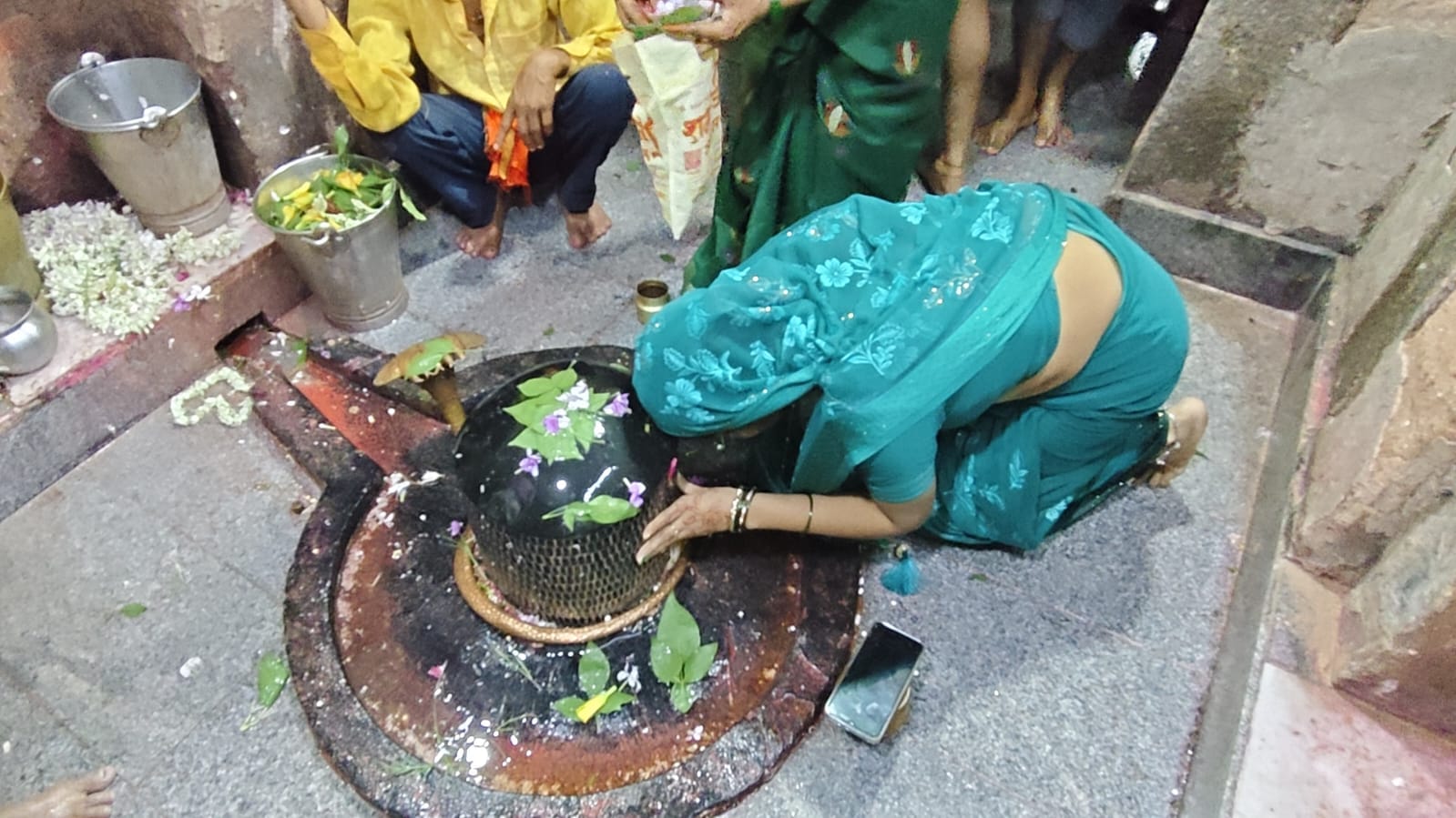 कोटेश्वर महादेव मंदिर में पूजा अर्चना करते श्रद्धालु कोटेश्वर महादेव मंदिर में पूजा अर्चना करते श्रद्धालु