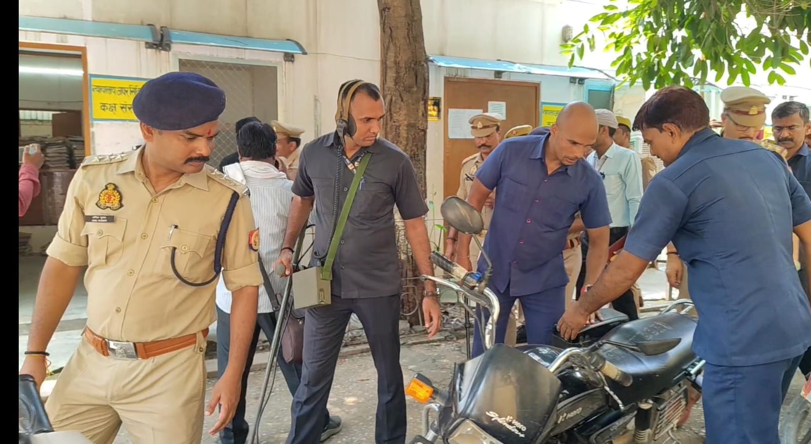 मॉक ड्रिल के दौरान जिला न्यायालय में मेटल डिटेक्टर से लोगों की जांच करती एंटी सैबोटॉज चेक टीम।