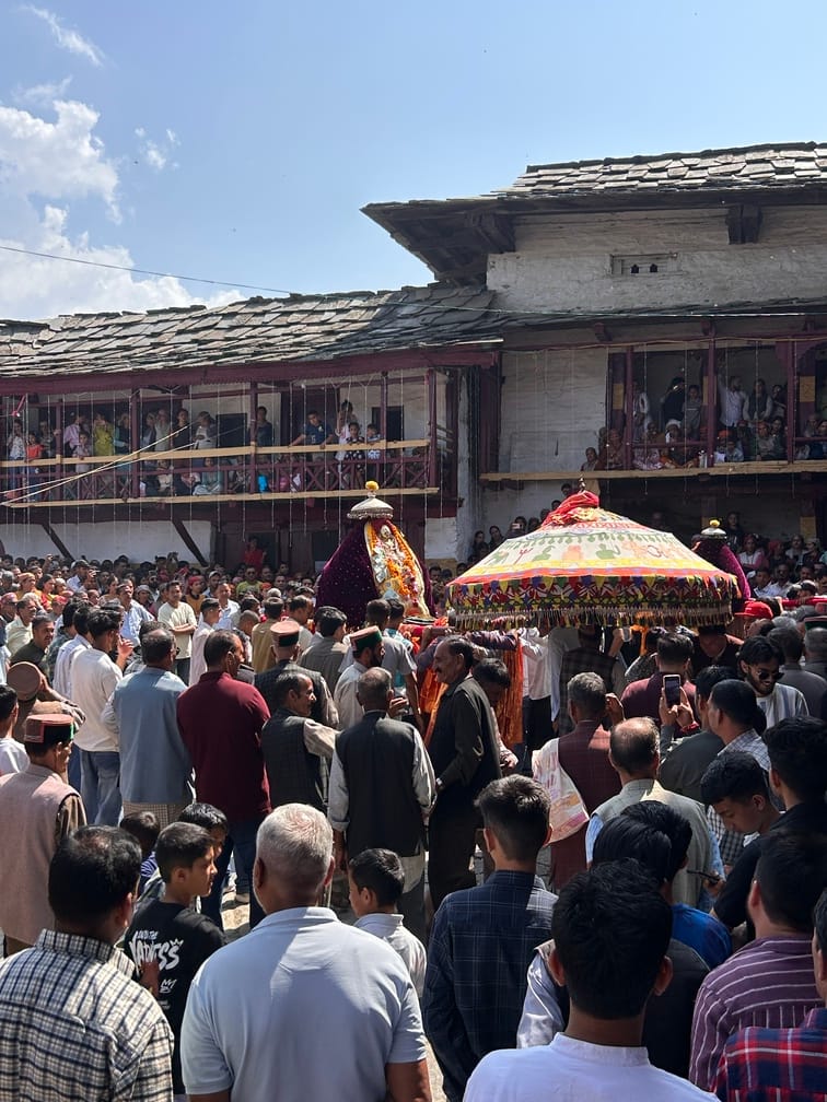 नित्थर में भादों मेला में बूढ़ा महादेव की रथ यात्रा निकलते श्रद्धालु। संवाद नित्थर में भादों मेला में बूढ़ा महादेव की रथ यात्रा निकलते श्रद्धालु। संवाद