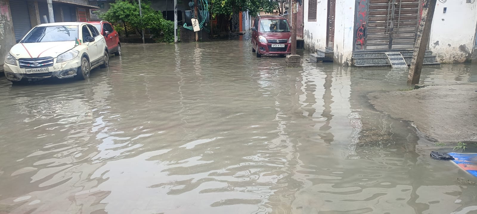 न्यूरिया के सब्जी बाजार में भरे बरसाती पानी से होकर गुजरता बाइक सवार राहगीर। न्यूरिया के सब्जी बाजार में भरे बरसाती पानी से होकर गुजरता बाइक सवार राहगीर।
