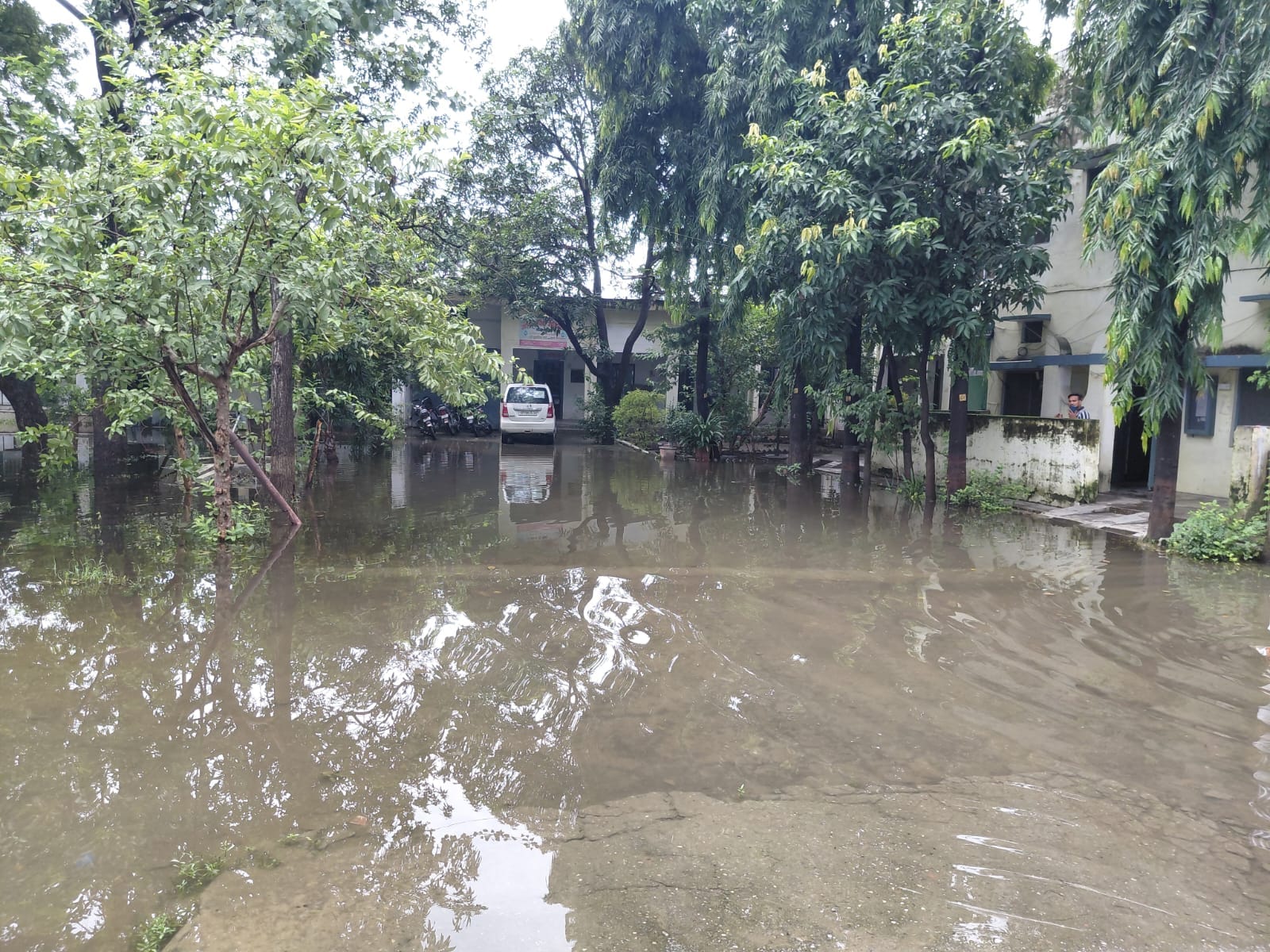 न्यूरिया के सब्जी बाजार में भरे बरसाती पानी से होकर गुजरता बाइक सवार राहगीर। न्यूरिया के सब्जी बाजार में भरे बरसाती पानी से होकर गुजरता बाइक सवार राहगीर।