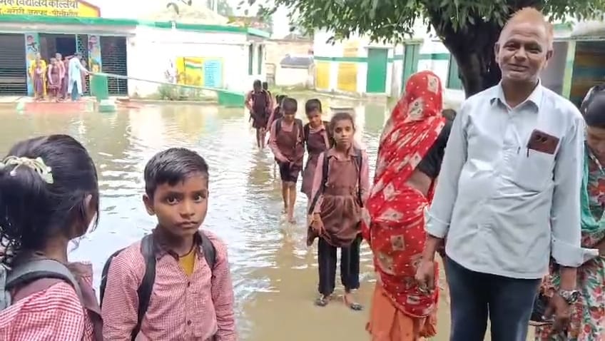 न्यूरिया के सब्जी बाजार में भरे बरसाती पानी से होकर गुजरता बाइक सवार राहगीर। न्यूरिया के सब्जी बाजार में भरे बरसाती पानी से होकर गुजरता बाइक सवार राहगीर।