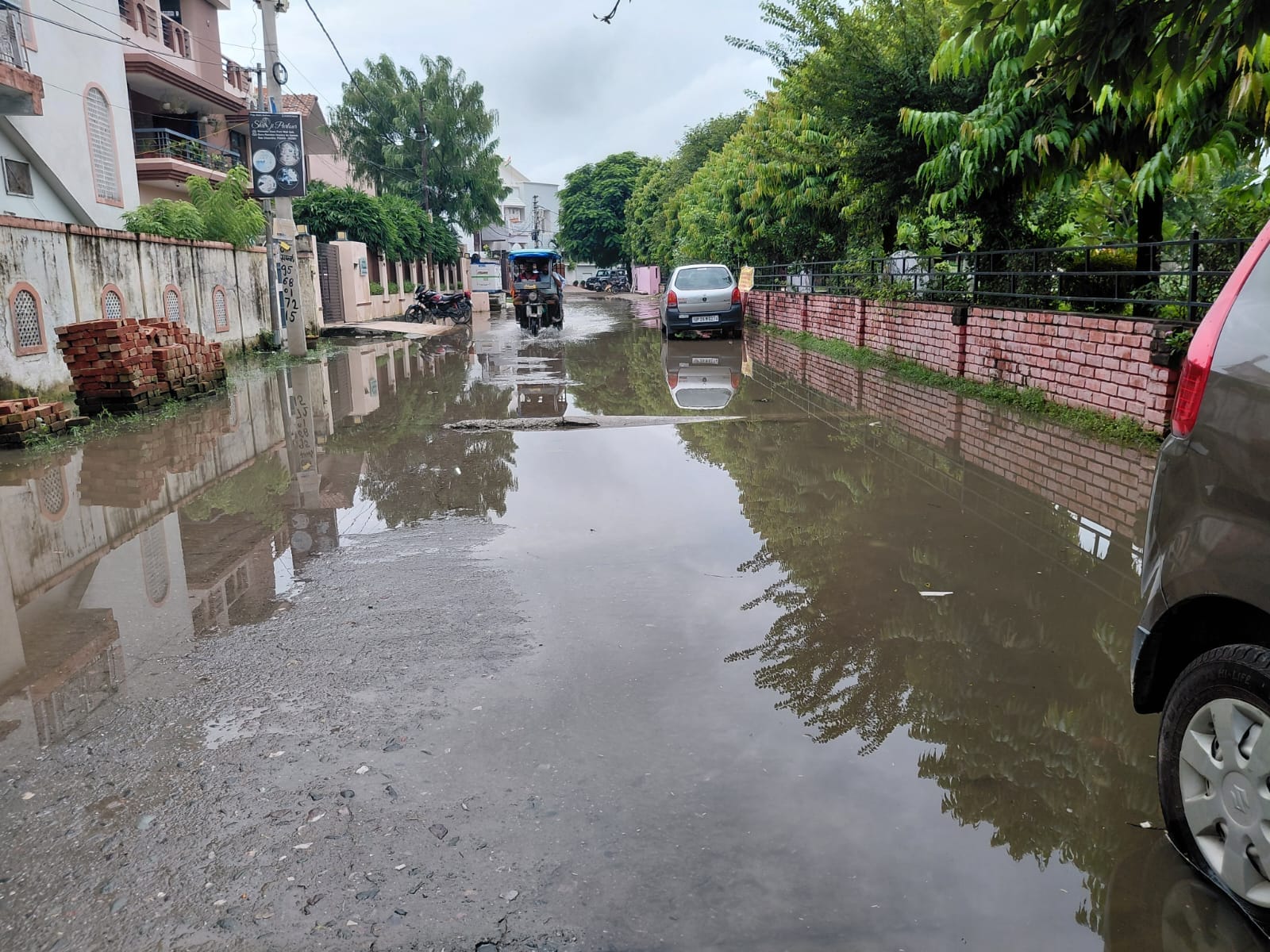 न्यूरिया के सब्जी बाजार में भरे बरसाती पानी से होकर गुजरता बाइक सवार राहगीर। न्यूरिया के सब्जी बाजार में भरे बरसाती पानी से होकर गुजरता बाइक सवार राहगीर।