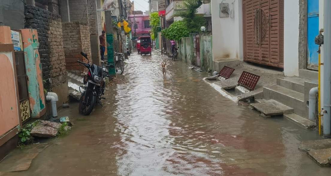 पीडीडीयू नगर में हुआ जलभराव। संवाद पीडीडीयू नगर में हुआ जलभराव। संवाद