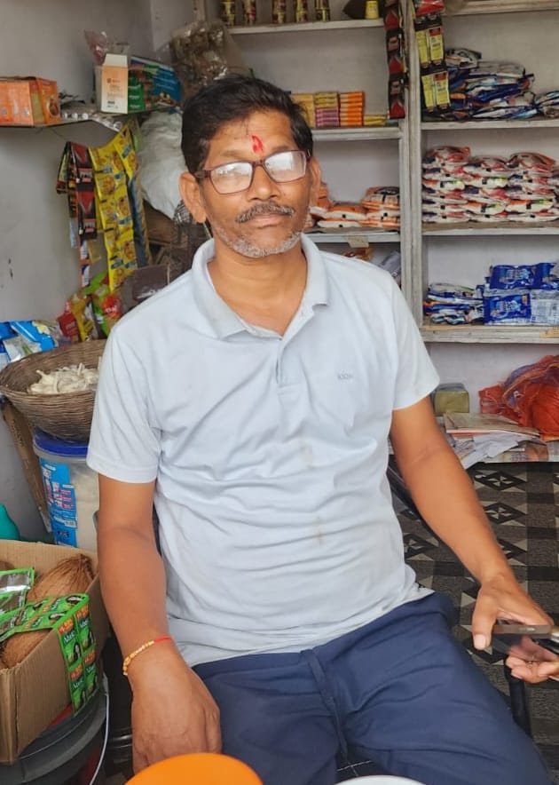 पहले फोटो में नेपाल में बाढ़ में फंसी हुई पलक मांझी और पल्लवी माझी, दूसरी फोटो में उनके पिता सं