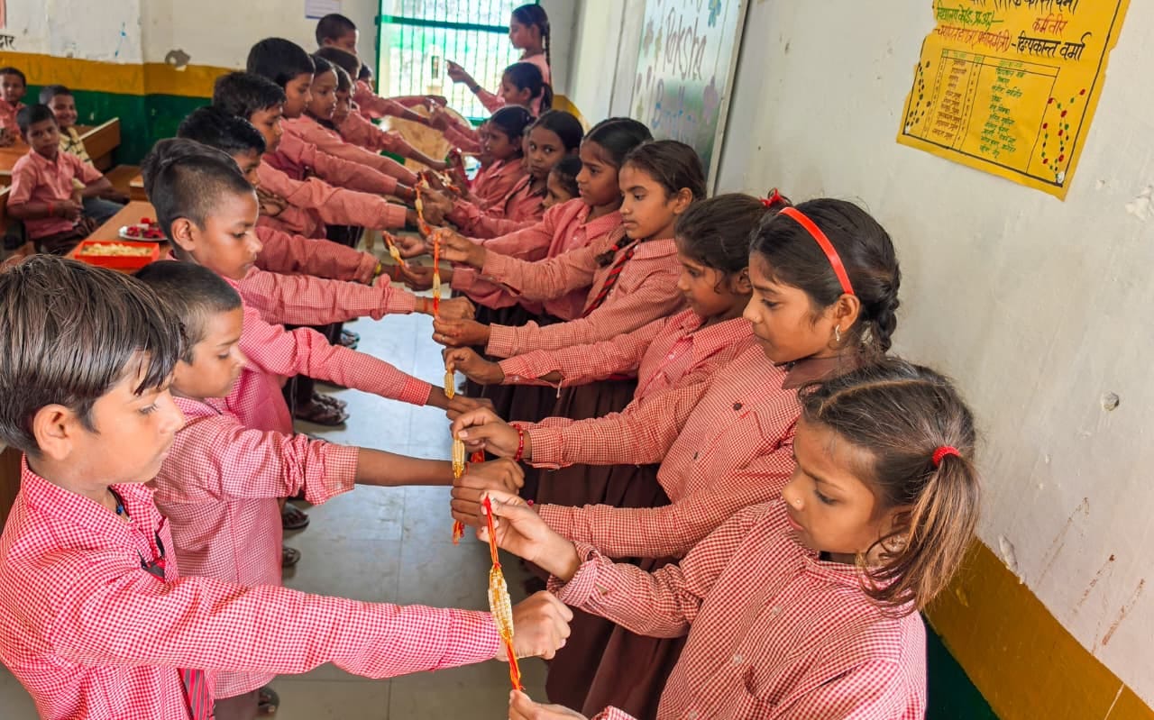 प्राथमिक विद्यालय बगही में छात्रों को राखी बांधीती छात्राएं। प्राथमिक विद्यालय बगही में छात्रों को राखी बांधीती छात्राएं।