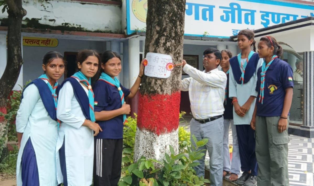प्राथमिक विद्यालय बगही में छात्रों को राखी बांधीती छात्राएं। प्राथमिक विद्यालय बगही में छात्रों को राखी बांधीती छात्राएं।