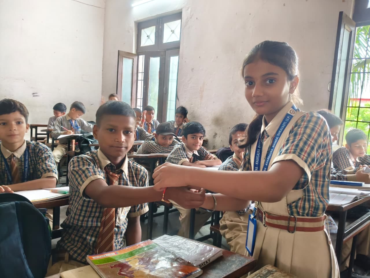 प्राथमिक विद्यालय बगही में छात्रों को राखी बांधीती छात्राएं। प्राथमिक विद्यालय बगही में छात्रों को राखी बांधीती छात्राएं।