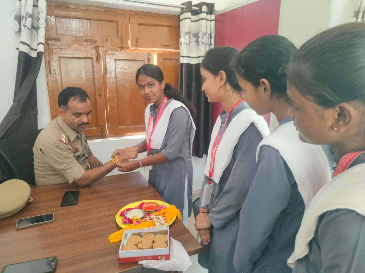 प्राथमिक विद्यालय बगही में छात्रों को राखी बांधीती छात्राएं। प्राथमिक विद्यालय बगही में छात्रों को राखी बांधीती छात्राएं।