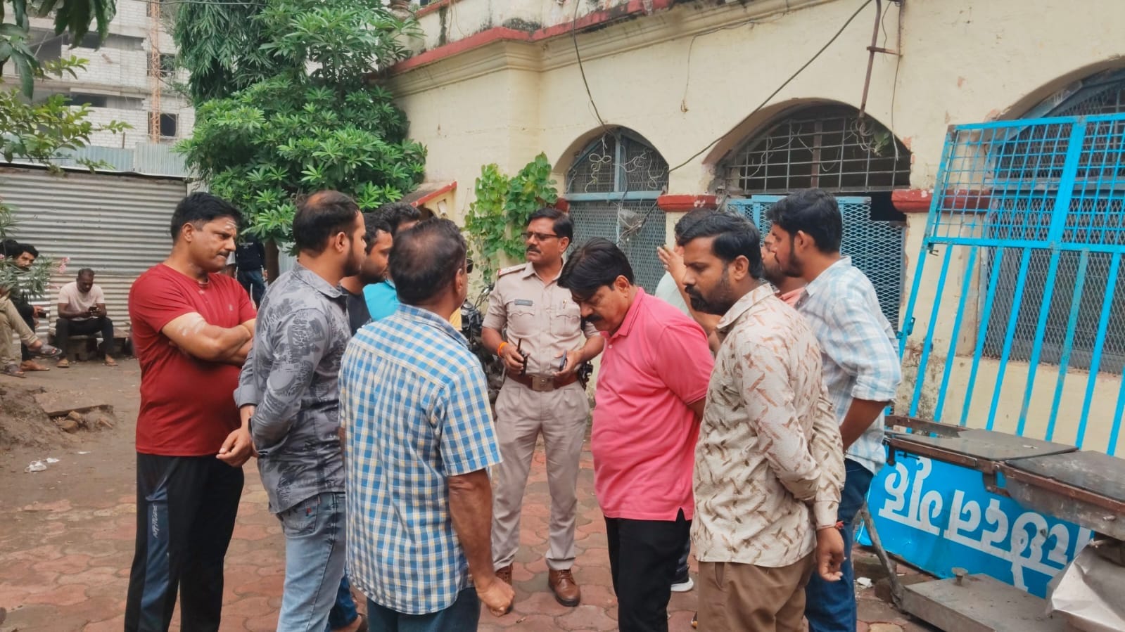 पोस्टमार्टम रूम के बाहर मृतक के परिजन पोस्टमार्टम रूम के बाहर मृतक के परिजन
