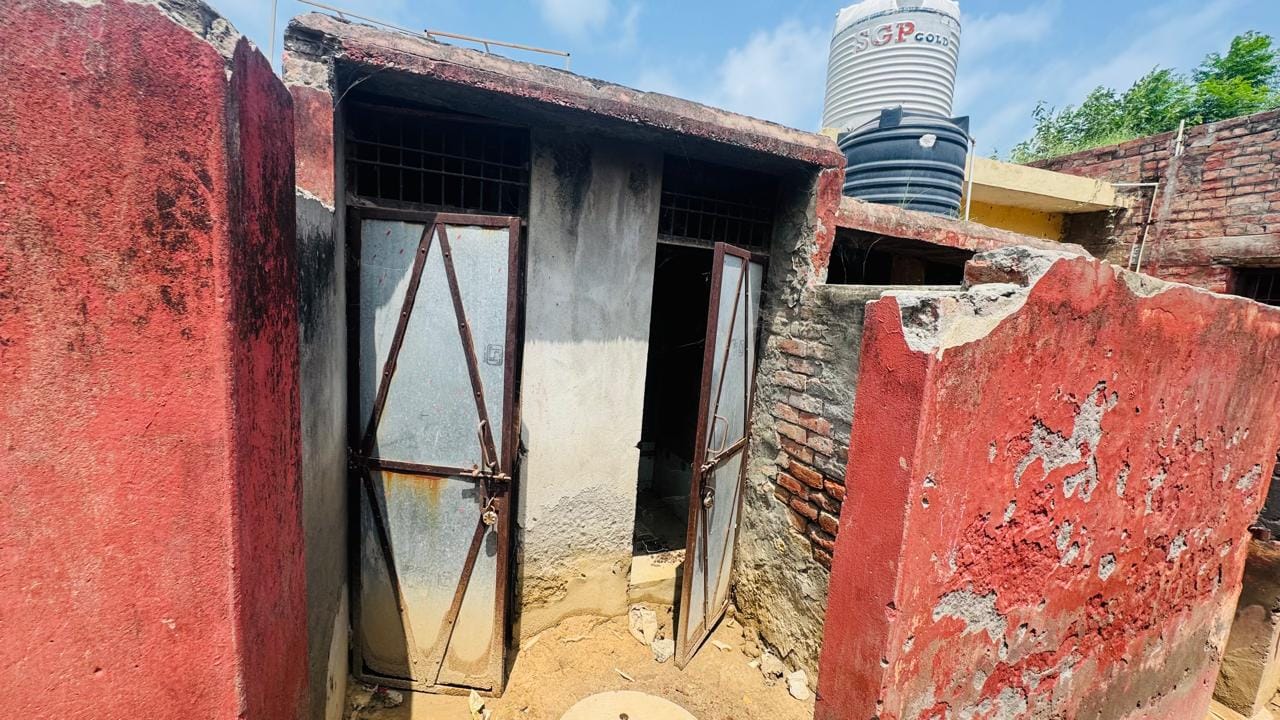 राजकीय प्राथमिक पाठशाला ढांड के कंडम घोषित शौचालय।
