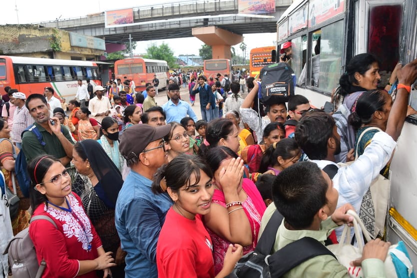 रक्षा बंधन को  लेकर कैंट रेलवे स्टेशन ट्रेन में बैठने के लिए  उमड़ी भीड़। अमर उजाला