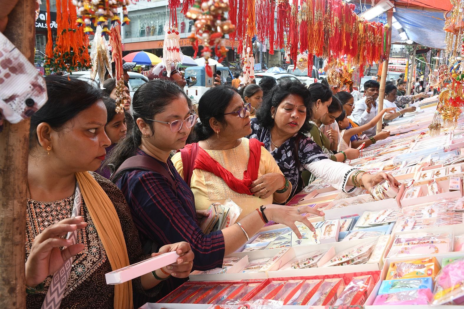 रक्षाबंधन के लिए राखी खरीदतीं महिलाएं। -संवाद