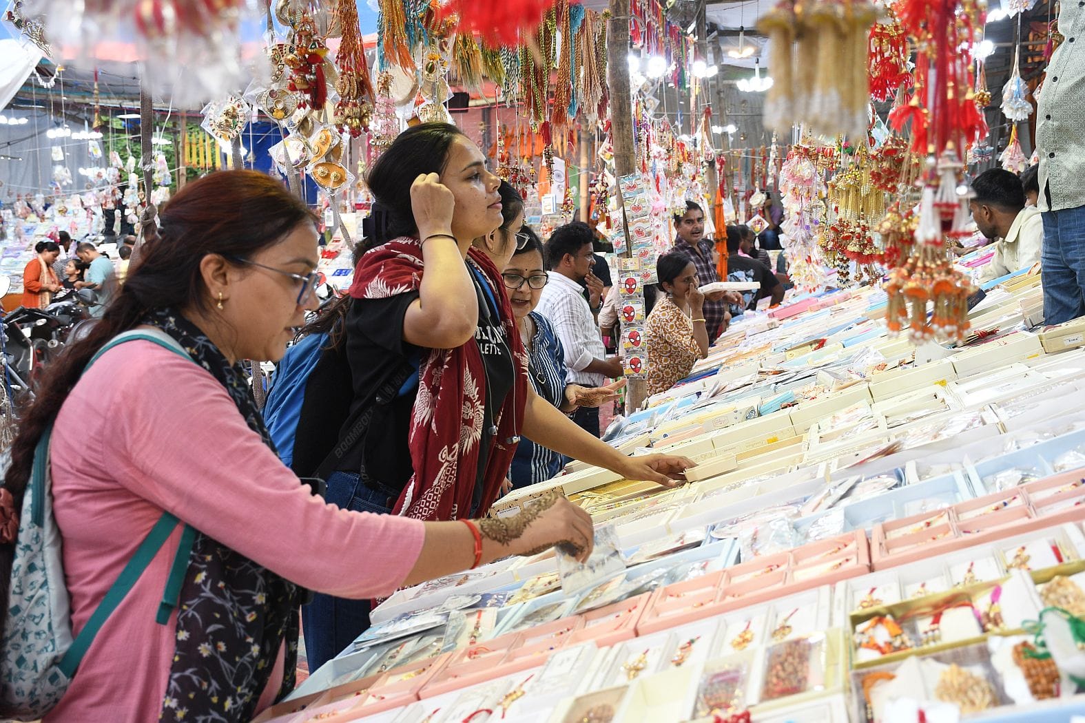 रक्षाबंधन के लिए राखी खरीदतीं महिलाएं। -संवाद