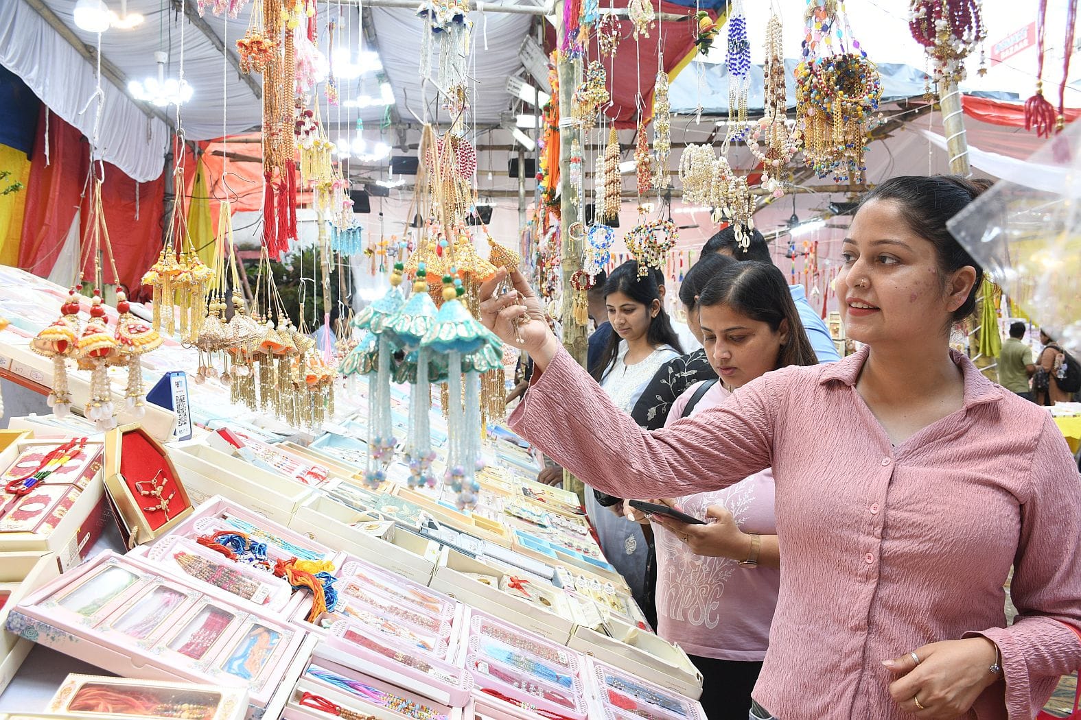 रक्षाबंधन के लिए राखी खरीदतीं महिलाएं। -संवाद