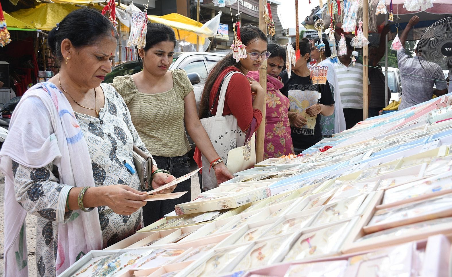 रक्षाबंधन के लिए राखी खरीदतीं महिलाएं। -संवाद