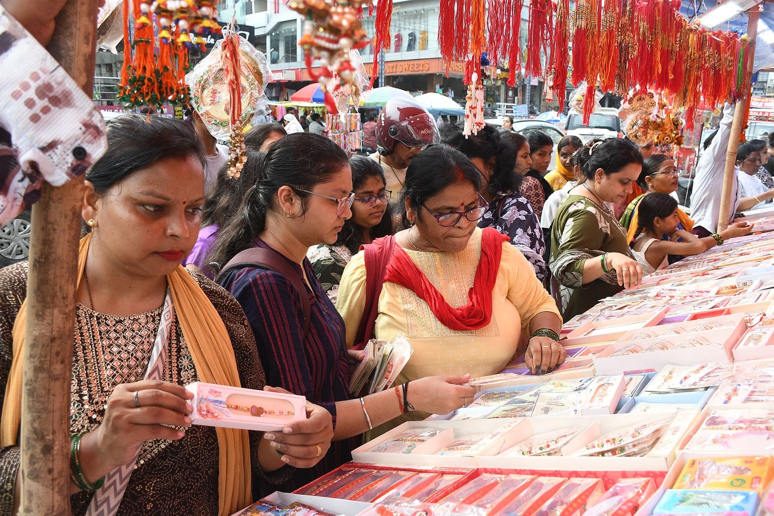 रक्षाबंधन के लिए राखी खरीदतीं महिलाएं। -संवाद