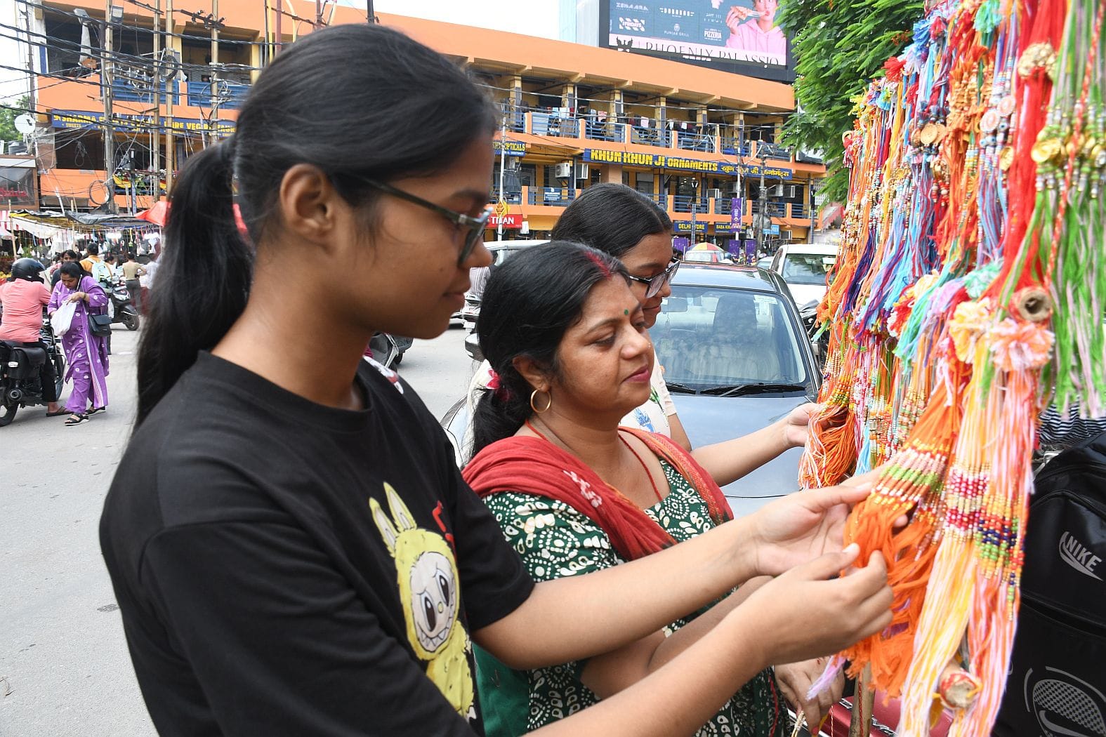 रक्षाबंधन के लिए राखी खरीदतीं महिलाएं। -संवाद