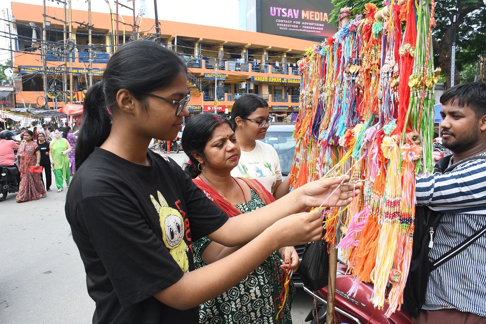 रक्षाबंधन के लिए राखी खरीदतीं महिलाएं। -संवाद