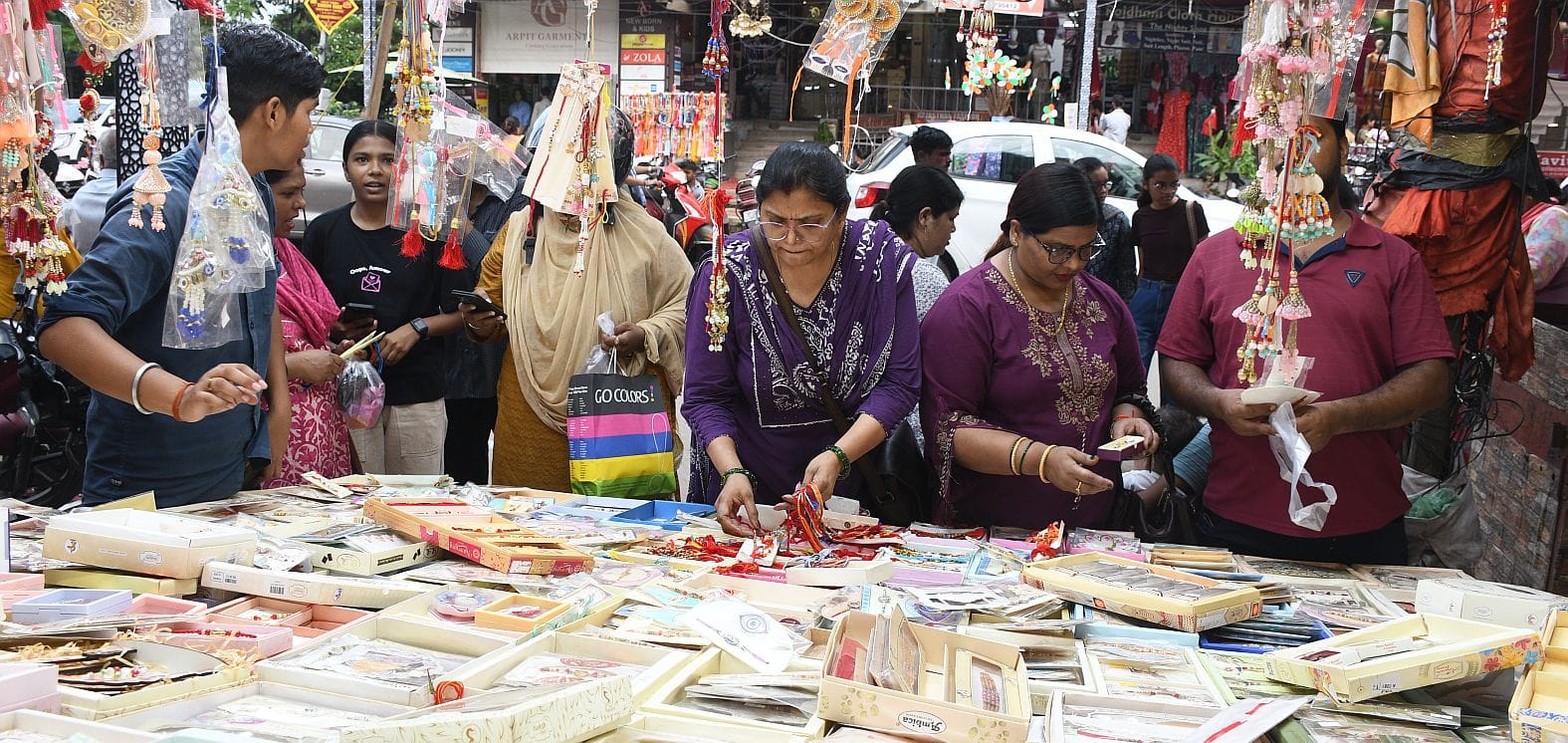 रक्षाबंधन के लिए राखी खरीदतीं महिलाएं। -संवाद