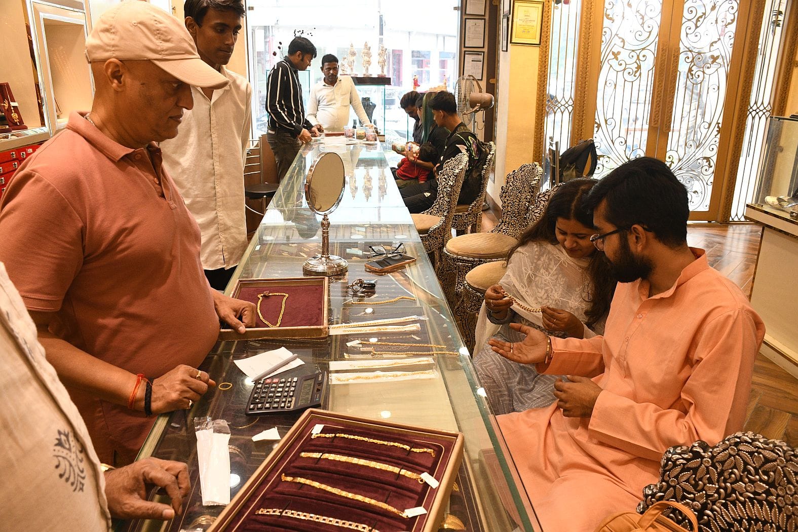 रक्षाबंधन के लिए राखी खरीदतीं महिलाएं। -संवाद