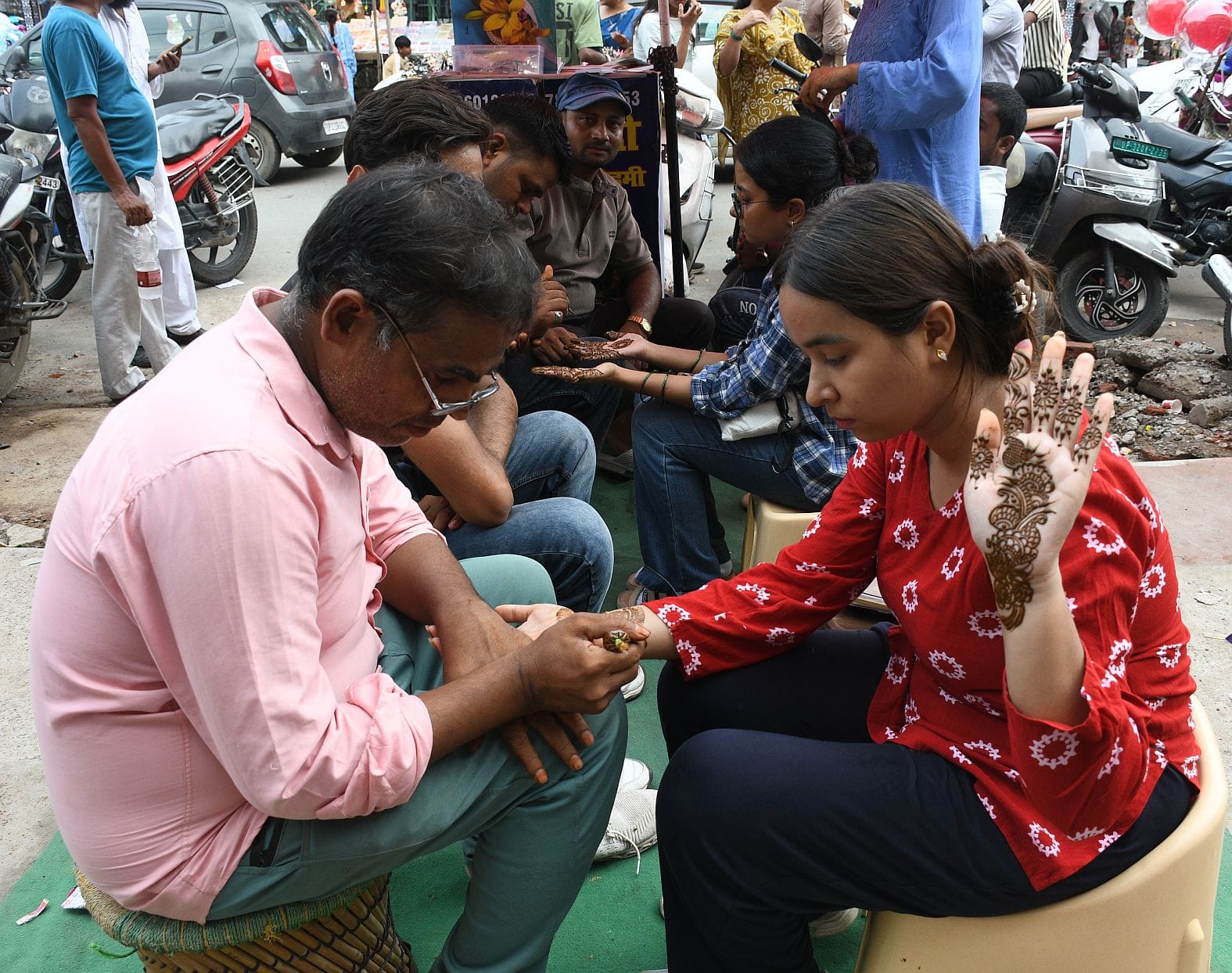 रक्षाबंधन के लिए राखी खरीदतीं महिलाएं। -संवाद