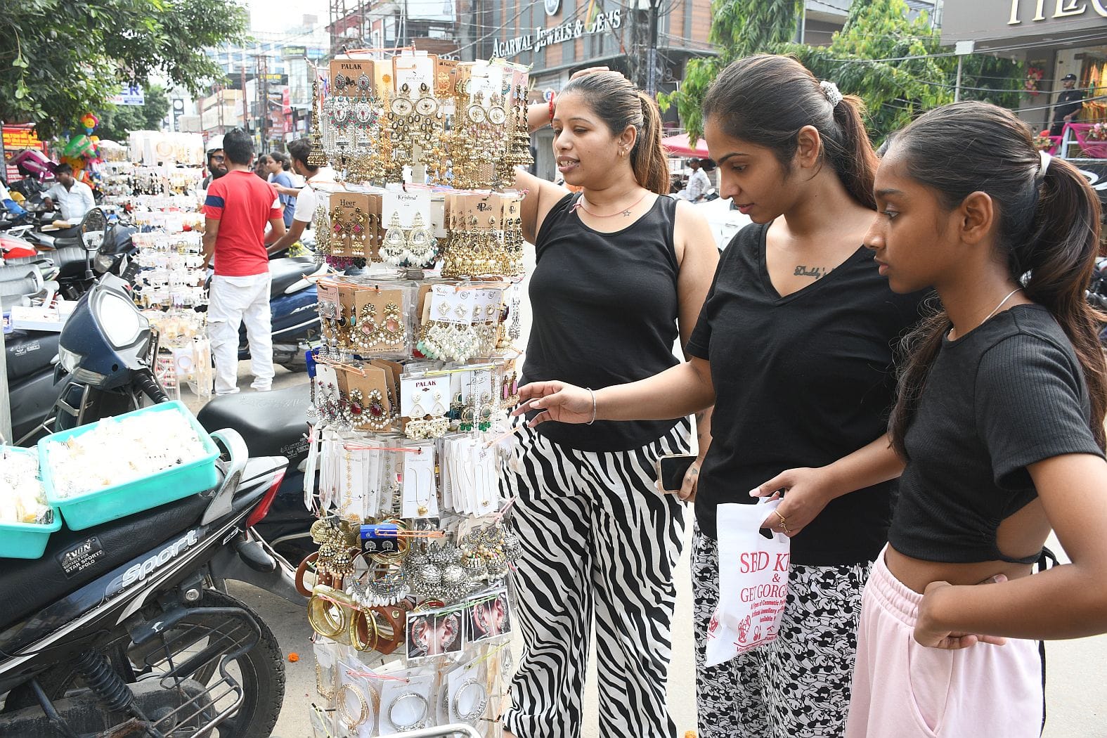 रक्षाबंधन के लिए राखी खरीदतीं महिलाएं। -संवाद