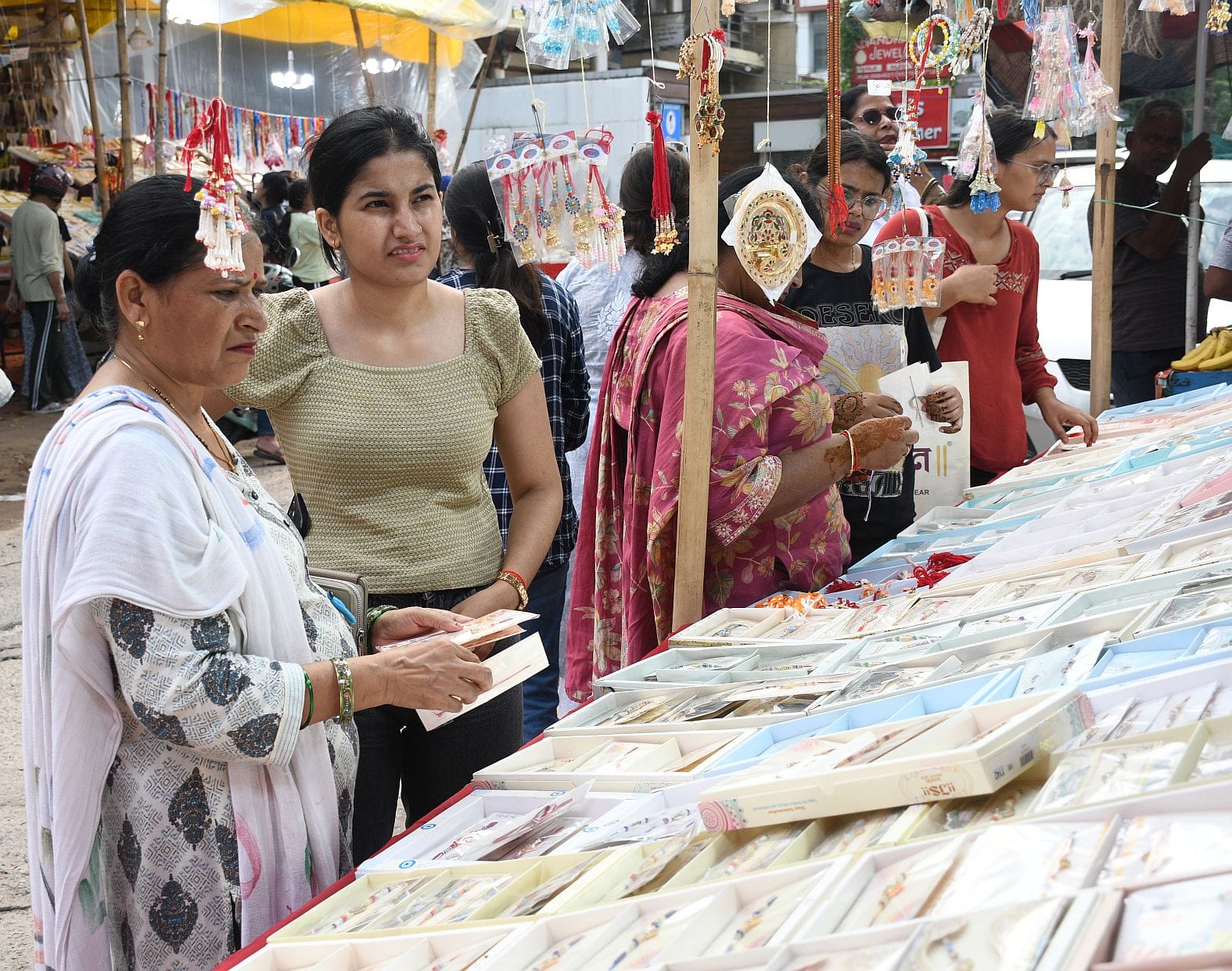 रक्षाबंधन के लिए राखी खरीदतीं महिलाएं। -संवाद