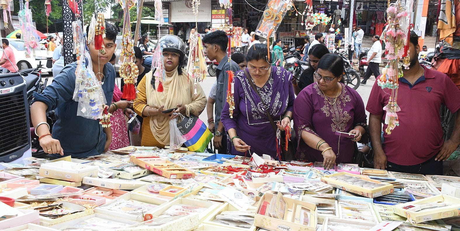 रक्षाबंधन के लिए राखी खरीदतीं महिलाएं। -संवाद
