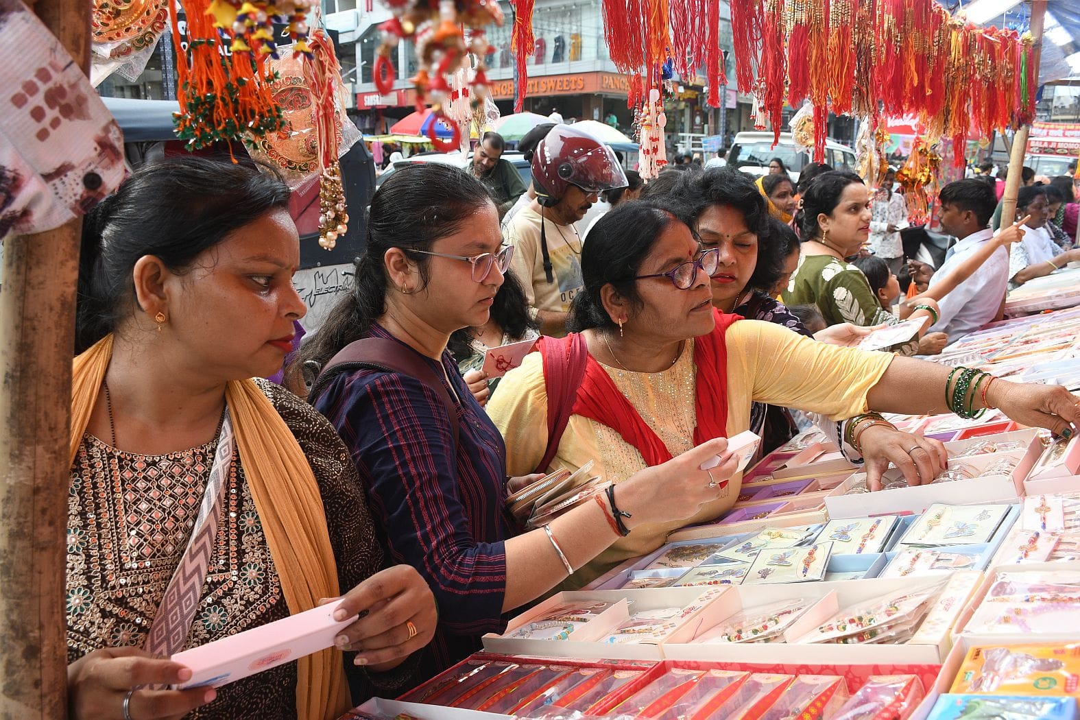 रक्षाबंधन के लिए राखी खरीदतीं महिलाएं। -संवाद