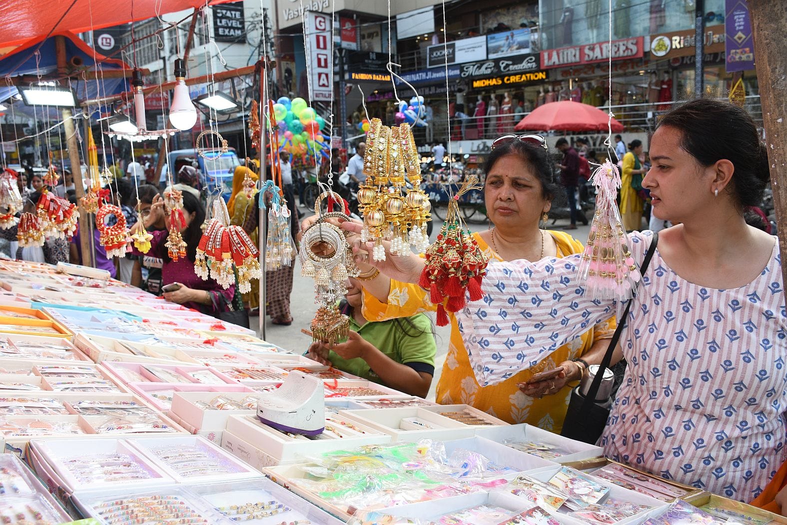 रक्षाबंधन के लिए राखी खरीदतीं महिलाएं। -संवाद