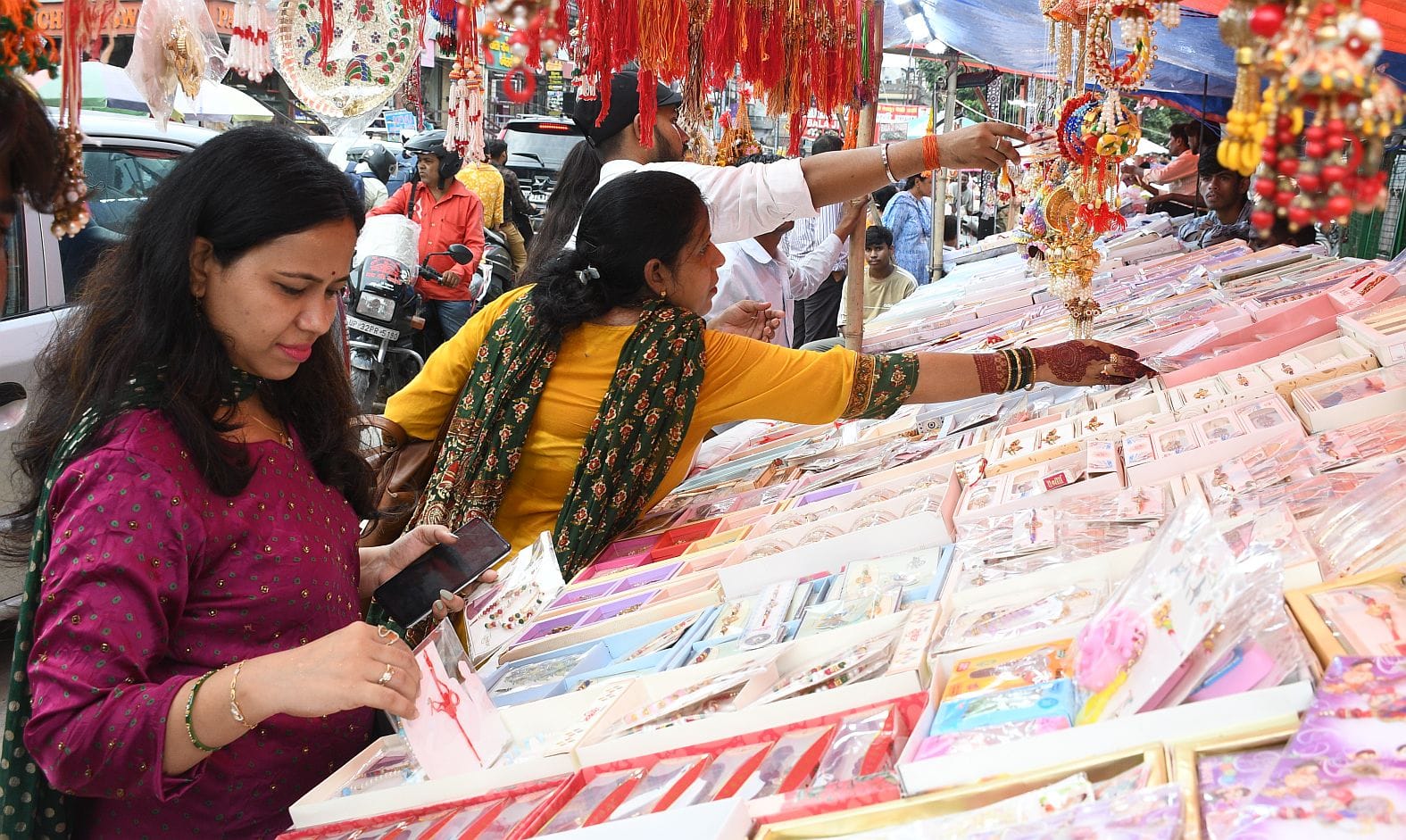 रक्षाबंधन के लिए राखी खरीदतीं महिलाएं। -संवाद