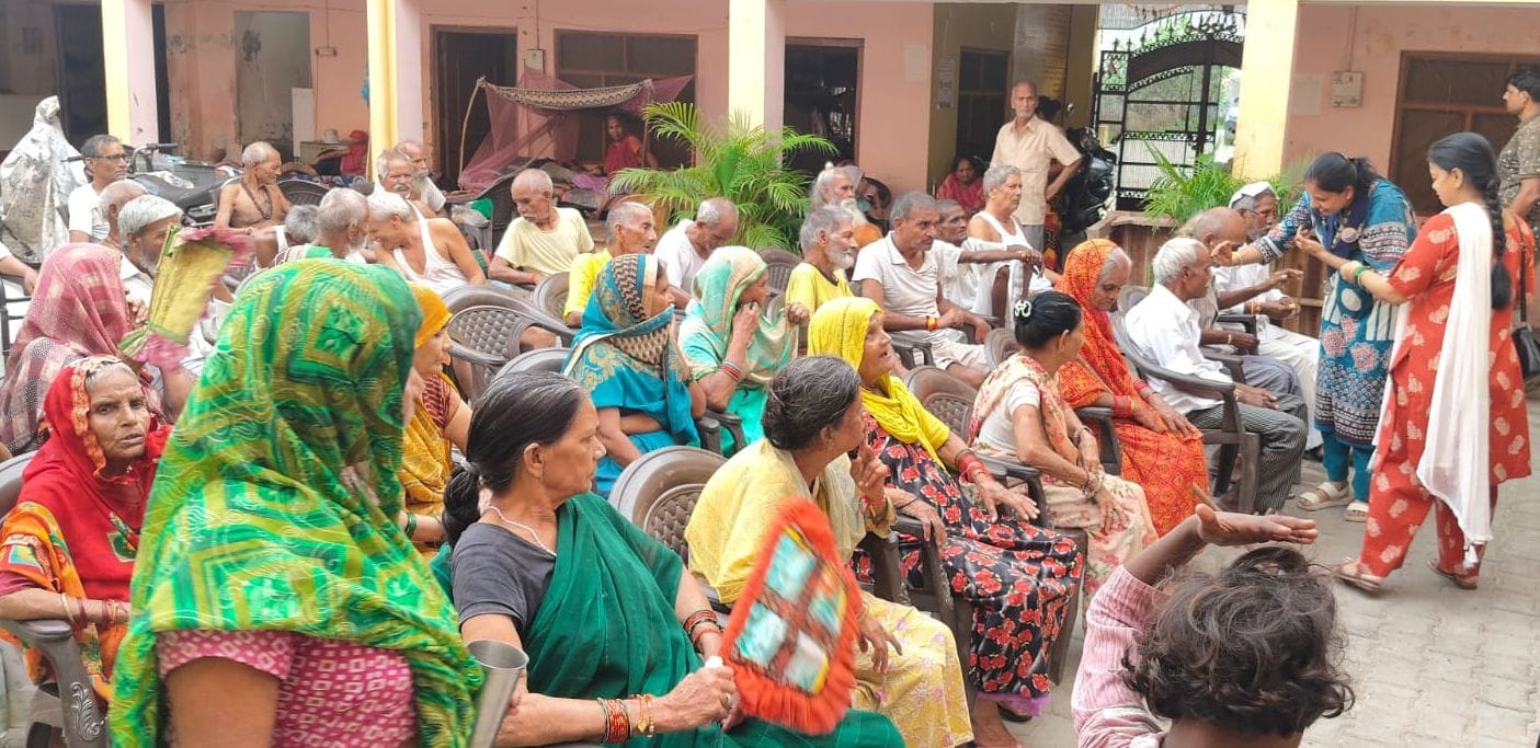 रामपुर में भाई को राखी बांधती बहन। स्रोत ग्रामीण रामपुर में भाई को राखी बांधती बहन। स्रोत ग्रामीण