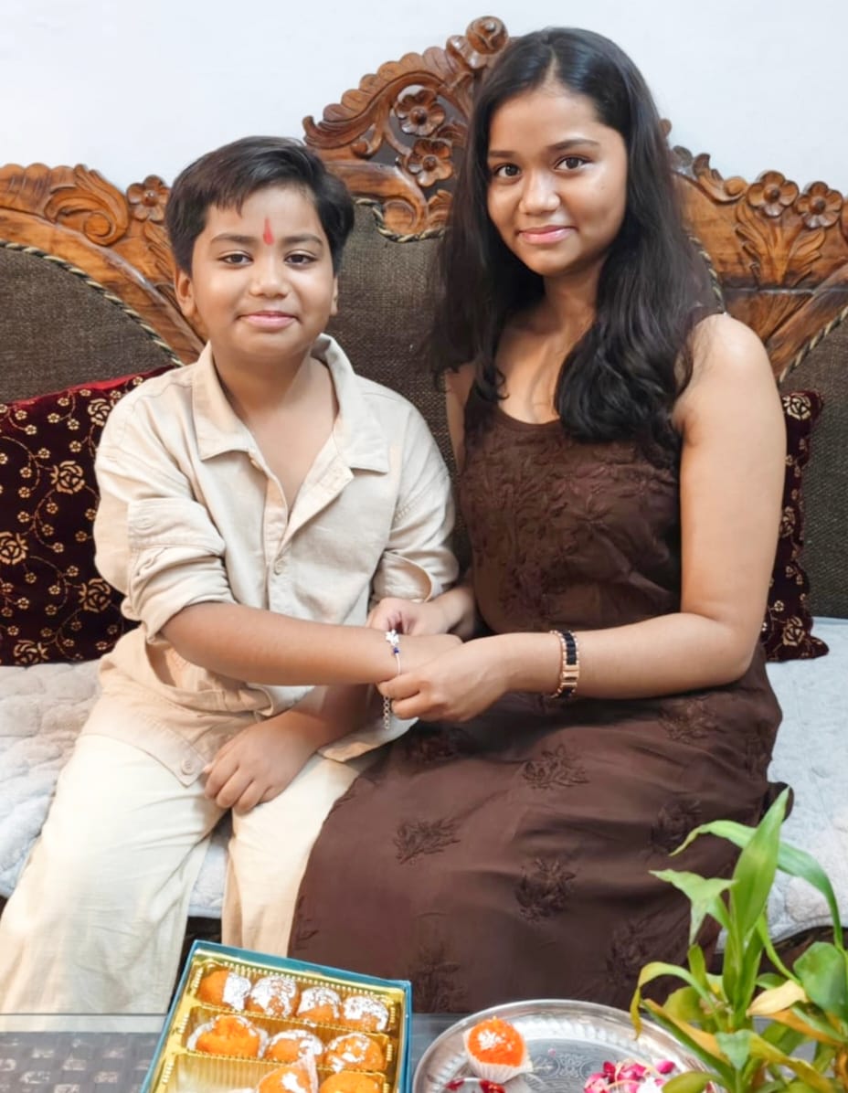रामपुर में भाई को राखी बांधती बहन। स्रोत ग्रामीण रामपुर में भाई को राखी बांधती बहन। स्रोत ग्रामीण