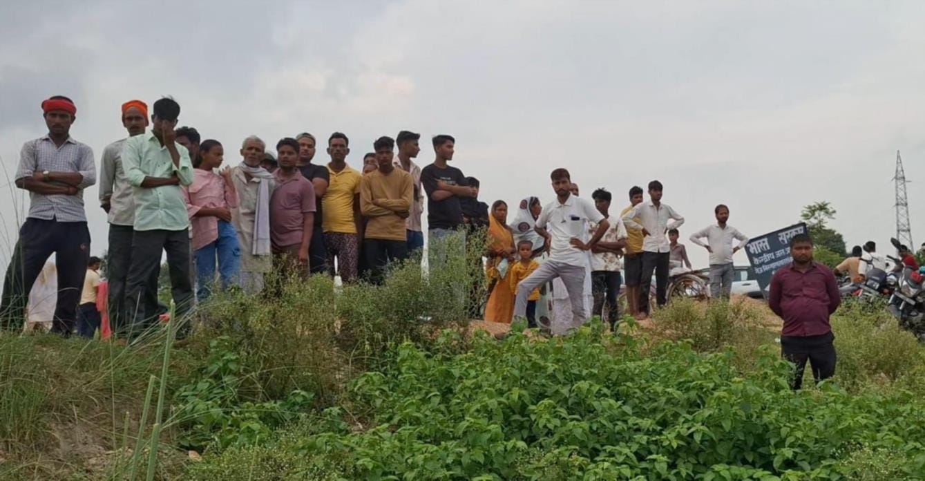 राप्ती नदी के किनारे पर मौजूद लोग व डाल्फिन के शव को पिकअप में रखते कर्मी। राप्ती नदी के किनारे पर मौजूद लोग व डाल्फिन के शव को पिकअप में रखते कर्मी।