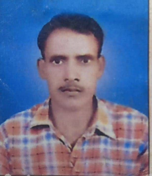 रसड़ा क्षेत्र के डेहरी गांव में हाईटेंशन तार की जद में आने से हुई युवक की मौत के बाद रोती-बिलखत रसड़ा क्षेत्र के डेहरी गांव में हाईटेंशन तार की जद में आने से हुई युवक की मौत के बाद रोती-बिलखत