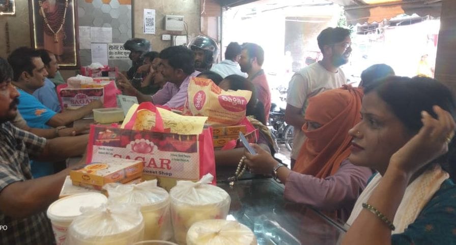 सुपर मार्केट में राखियां खरीदती महिलाएं। सुपर मार्केट में राखियां खरीदती महिलाएं।