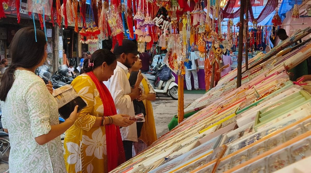 सुपर मार्केट में राखियां खरीदती महिलाएं। सुपर मार्केट में राखियां खरीदती महिलाएं।