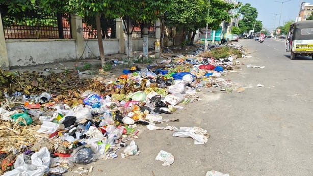 शहर के जाट कालेज के सामने फैला कचरा। संवाद