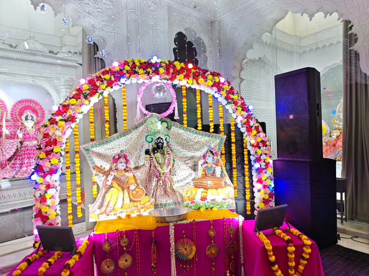 श्री सनातन धर्म मंदिर में कथा स्थल पर जाते राधे-राधे महाराज। स्रोत : मंदिर श्री सनातन धर्म मंदिर में कथा स्थल पर जाते राधे-राधे महाराज। स्रोत : मंदिर