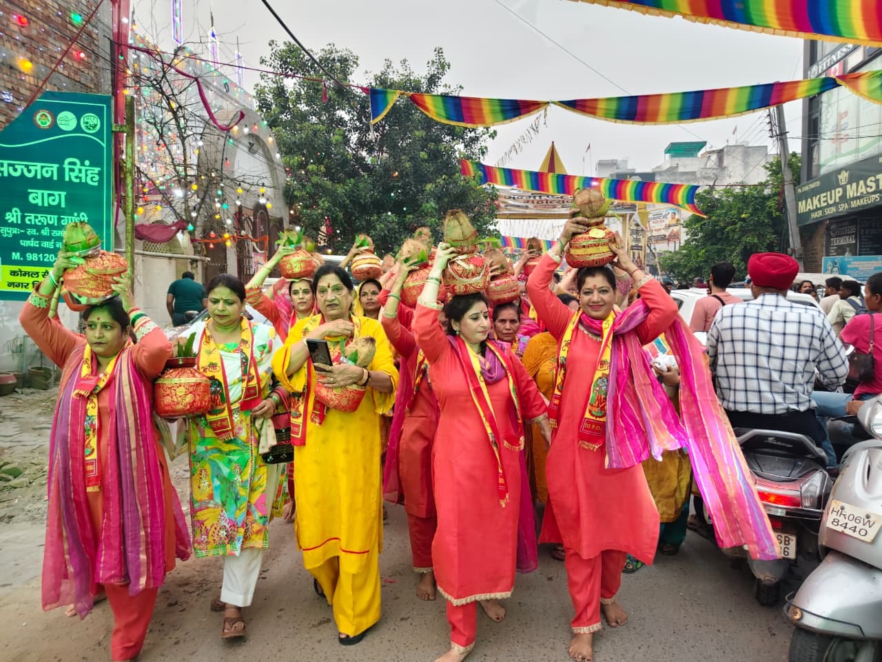 श्री सनातन धर्म मंदिर में कथा स्थल पर जाते राधे-राधे महाराज। स्रोत : मंदिर श्री सनातन धर्म मंदिर में कथा स्थल पर जाते राधे-राधे महाराज। स्रोत : मंदिर