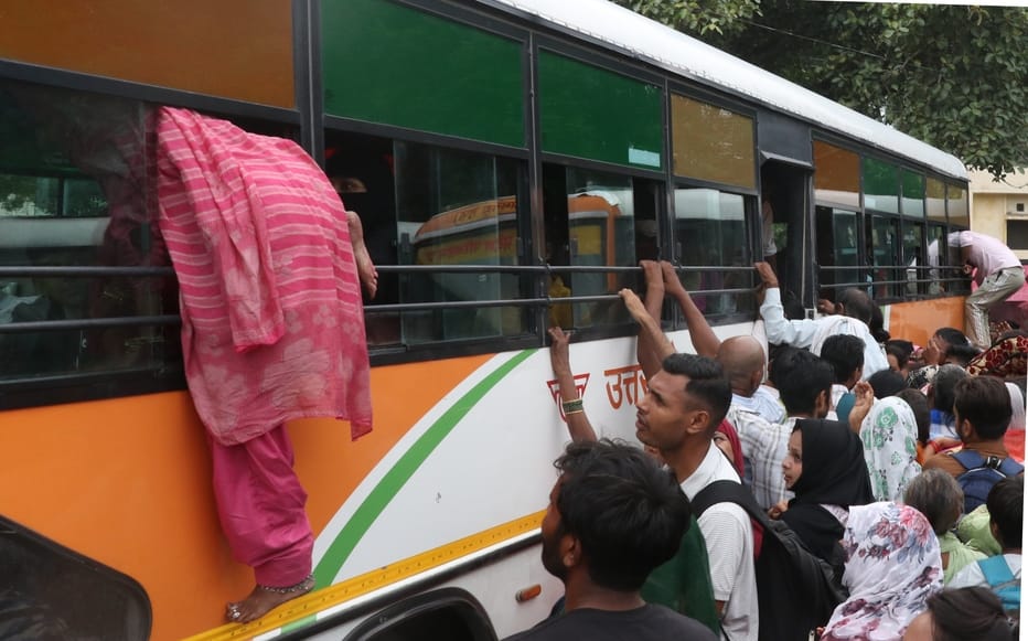 त्योहार से पहले चरमराई व्यवस्था... रक्षाबंधन से एक दिन पहले बिजनौर बस स्टैंड पर यात्रियों की भी त्योहार से पहले चरमराई व्यवस्था... रक्षाबंधन से एक दिन पहले बिजनौर बस स्टैंड पर यात्रियों की भी
