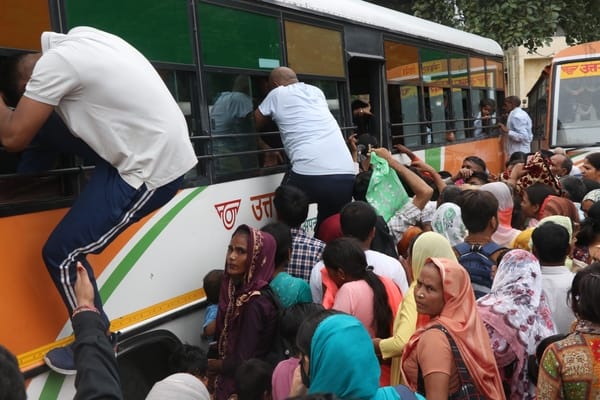 त्योहार से पहले चरमराई व्यवस्था... रक्षाबंधन से एक दिन पहले बिजनौर बस स्टैंड पर यात्रियों की भी त्योहार से पहले चरमराई व्यवस्था... रक्षाबंधन से एक दिन पहले बिजनौर बस स्टैंड पर यात्रियों की भी