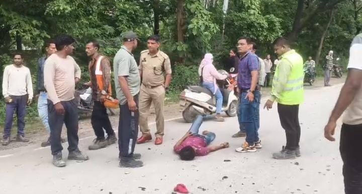 दो बाइकों में जबरदस्त भिड़ंत,चार घायल,सभी की हालत गंभीर, दो बाइकों में जबरदस्त भिड़ंत,चार घायल,सभी की हालत गंभीर,