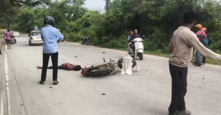 दो बाइकों में जबरदस्त भिड़ंत,चार घायल,सभी की हालत गंभीर, दो बाइकों में जबरदस्त भिड़ंत,चार घायल,सभी की हालत गंभीर,