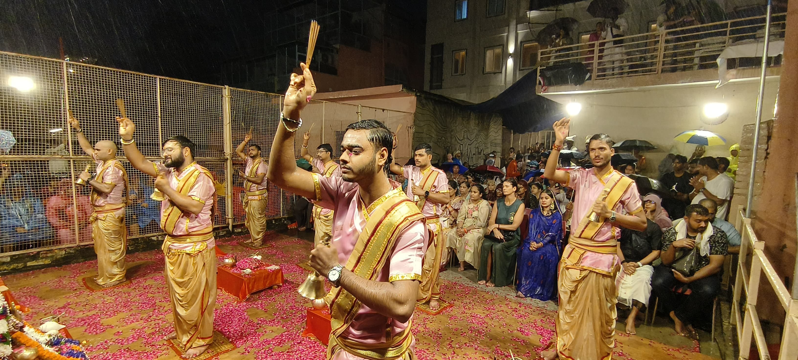 दशाश्वमेध घाट पर नेपाल में आई त्रासदी में मृत लोगों के आत्मा की शांति की कामना से हुई गंगा आरती दशाश्वमेध घाट पर नेपाल में आई त्रासदी में मृत लोगों के आत्मा की शांति की कामना से हुई गंगा आरती
